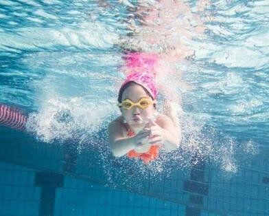 长期游泳会导致骨质疏松吗,长期游泳的利弊