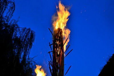 火把节是哪个传统民族的节日(火把节是哪个民族的风俗)