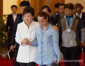 韩沉船事故致285人遇难 总统朴槿惠接见家属