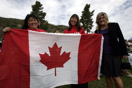 冬奥会圣火采集仪式 观众打出加拿大国旗 