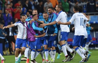 欧洲杯 比利时0 2意大利 贾凯里尼与佩莱建功 