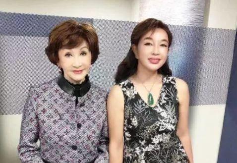 67岁刘晓庆跟美容大王合照,风华绝代的她如今沦落靠美颜p图