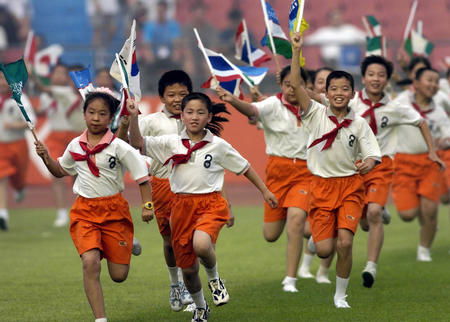 亚洲杯开幕式在北京举行 少先队员奔跑 